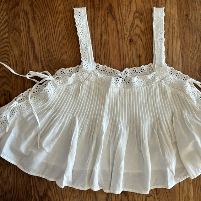 ZARAリボン刺繍トップスのアップ写真