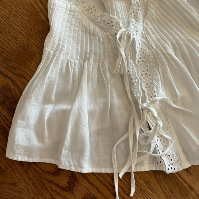 ZARAリボン刺繍トップスのリボン部分アップ写真