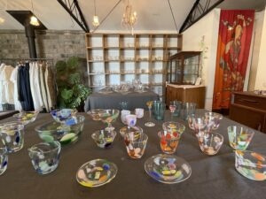 JIKE HAUS企画展の「吹きガラスの世界」の様子。