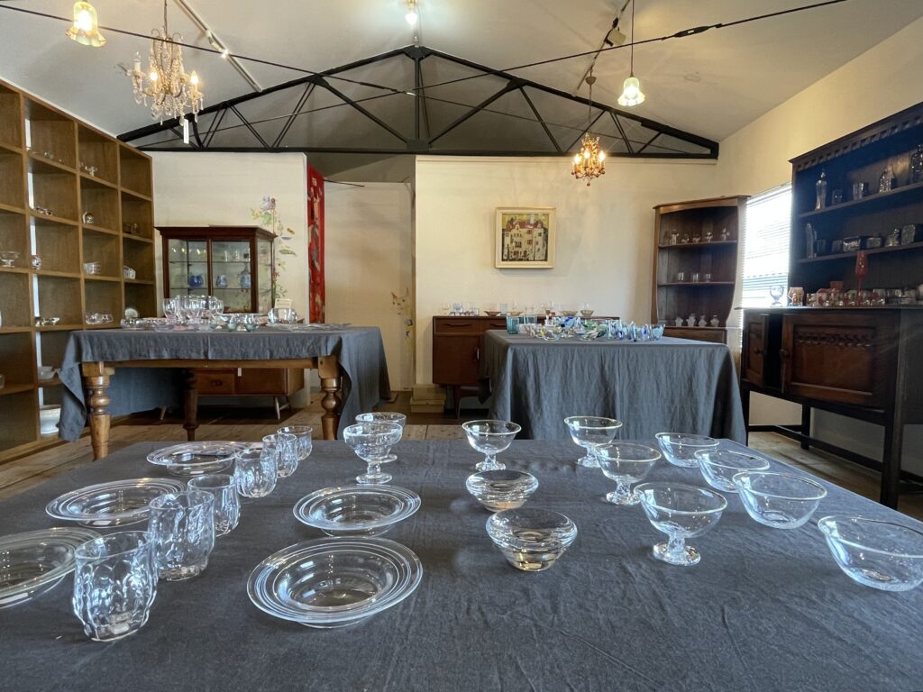 JIKE HAUSで開催の「吹きガラスの世界」企画展の様子1