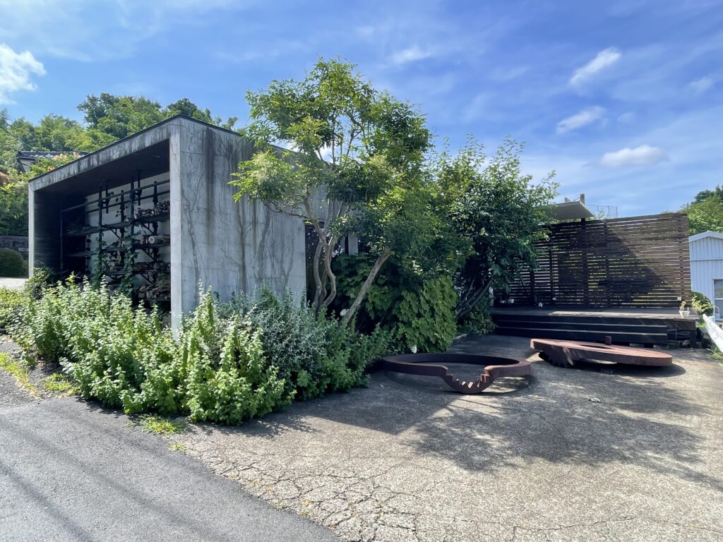 寺家ふるさと村内のギャラリー、JIKE HAUSの外観。