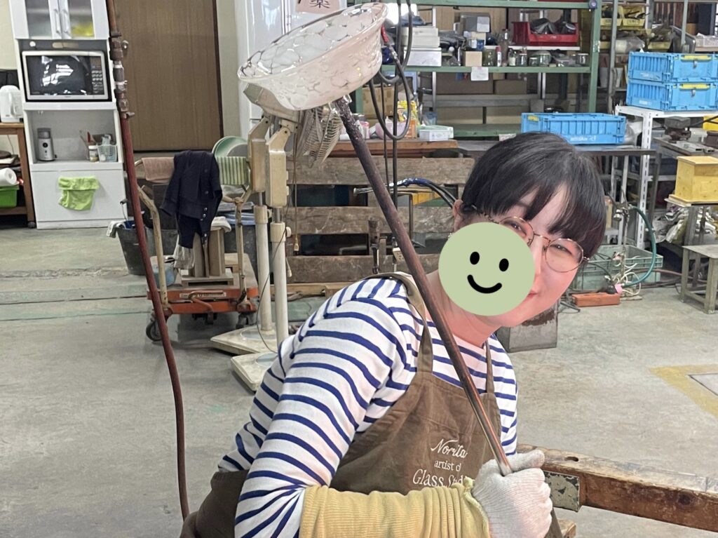 吹きガラス体験の様子