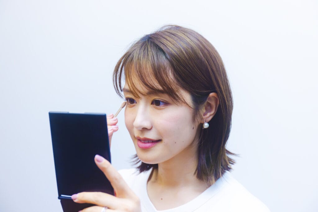 市川美緒さんがメイクをしているところ。