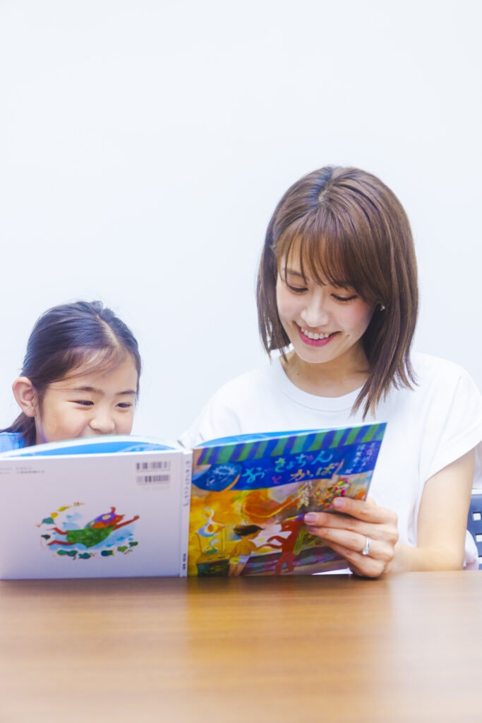 市川美緒さんの特技、読み聞かせをしているところ。