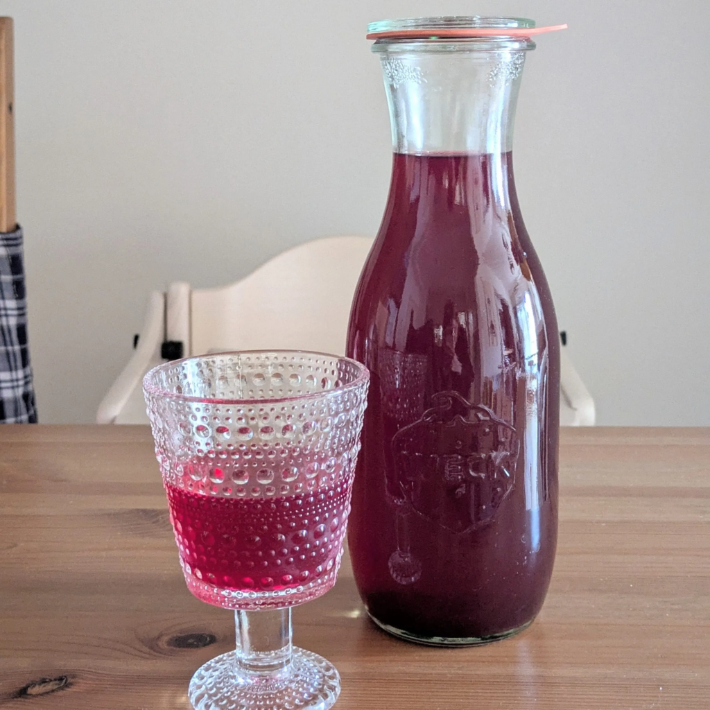 レモン果汁で「赤しそジュース」作り　完成品