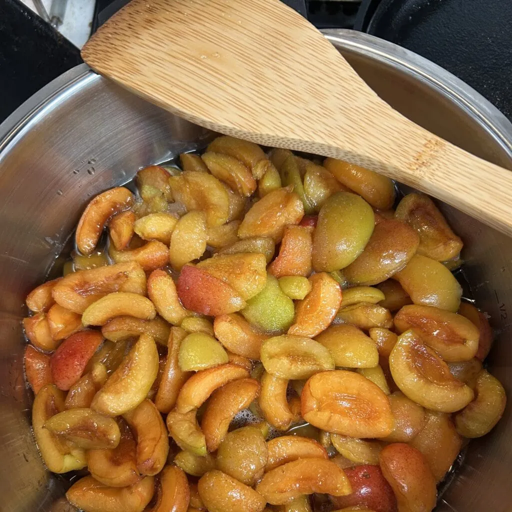 「あんず（アプリコット）ジャム」作り　鍋で煮るところ