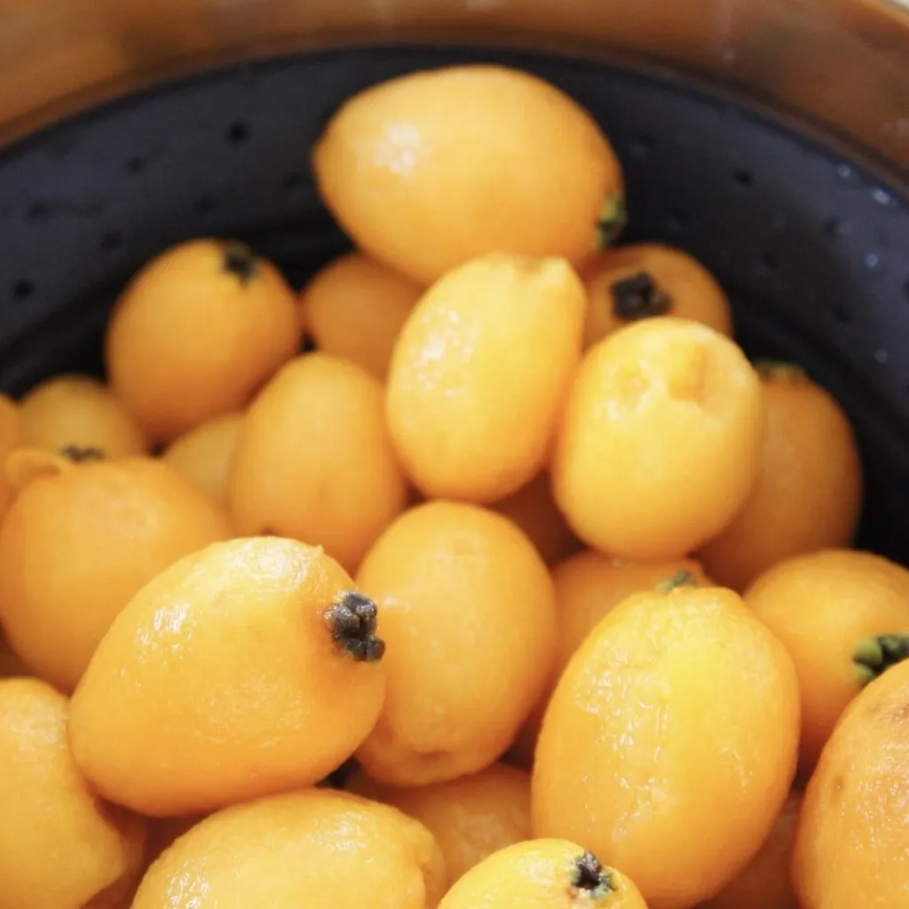 アールグレイ入りの「びわジャム」作り　湯むきしたびわ