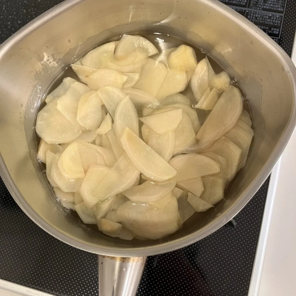 栗原はるみさんの「ジンジャーシロップ」作り　鍋で煮詰める