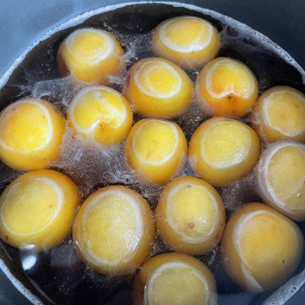 「梅アールグレイ」を仕込み中の鍋の中の写真。