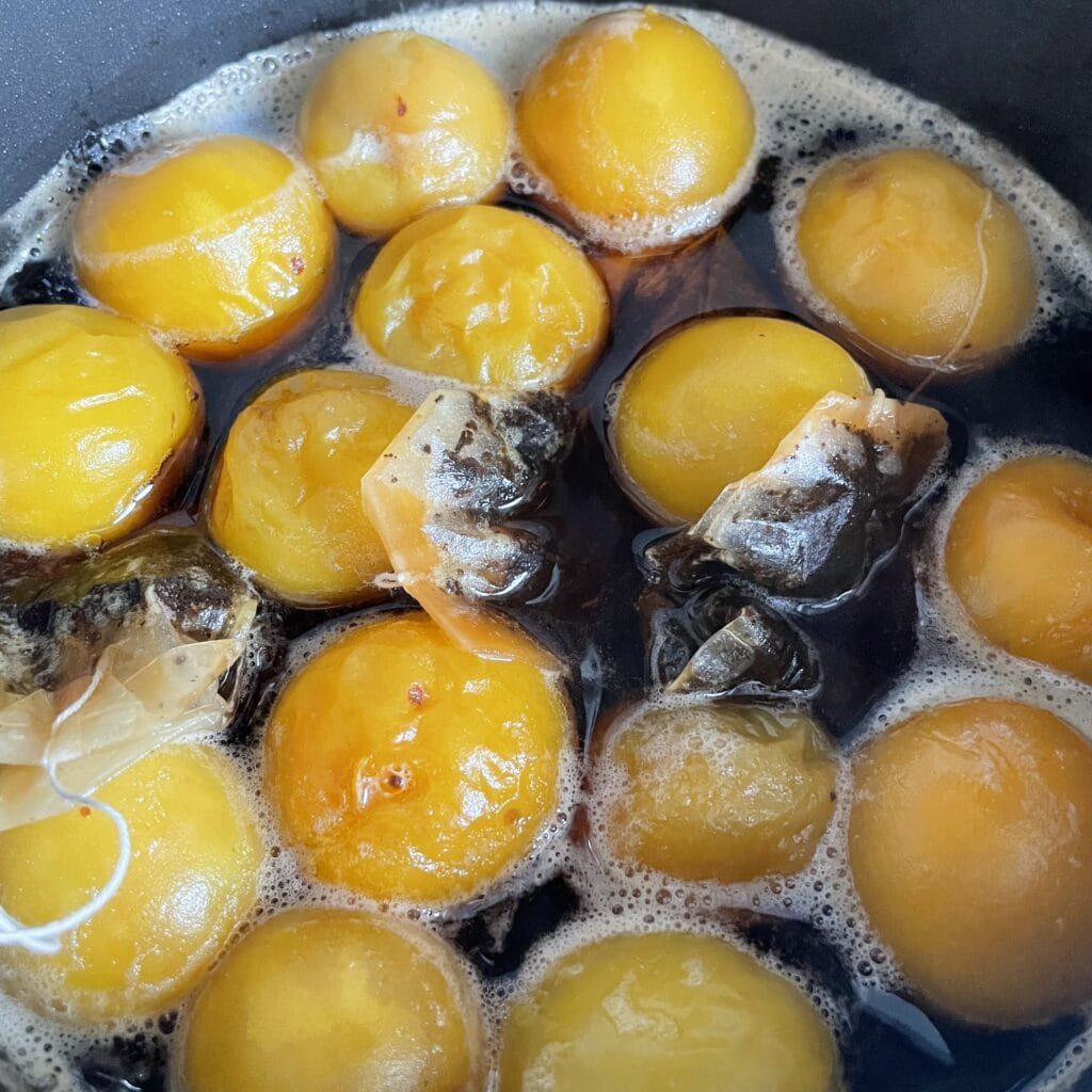 今井真実さんレシピ「梅アールグレイ」を仕込んでいる鍋の中。アールグレイの茶葉のティーバッグを投入したところ。