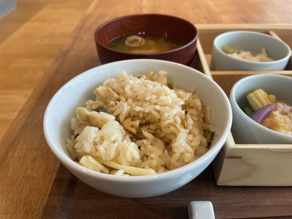 Café&Meal MUJIの「季節の発酵お膳」についてきた、「たけのことあさりの炊き込みごはん」。
