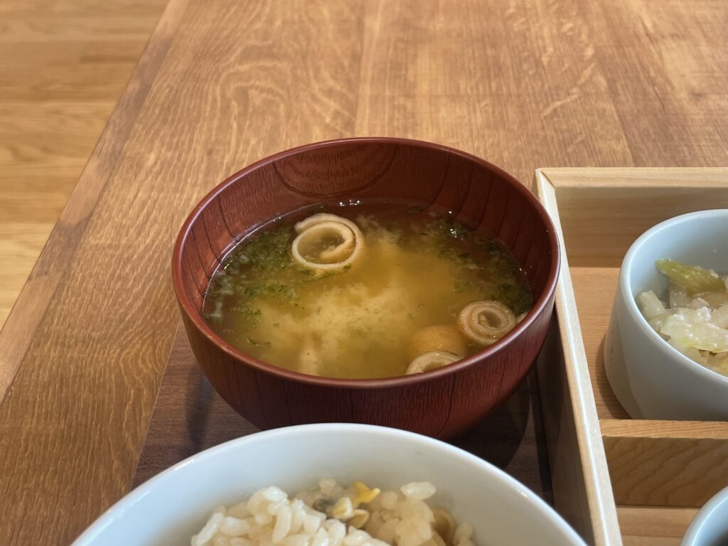 Café&Meal MUJIの「季節の発酵お膳」について来るお味噌汁。巻き麩とあおさが入っている。