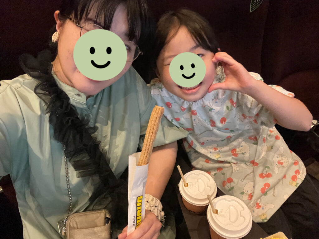 実写版『リロ＆スティッチ』上映前の映画館の座席での1コマ。