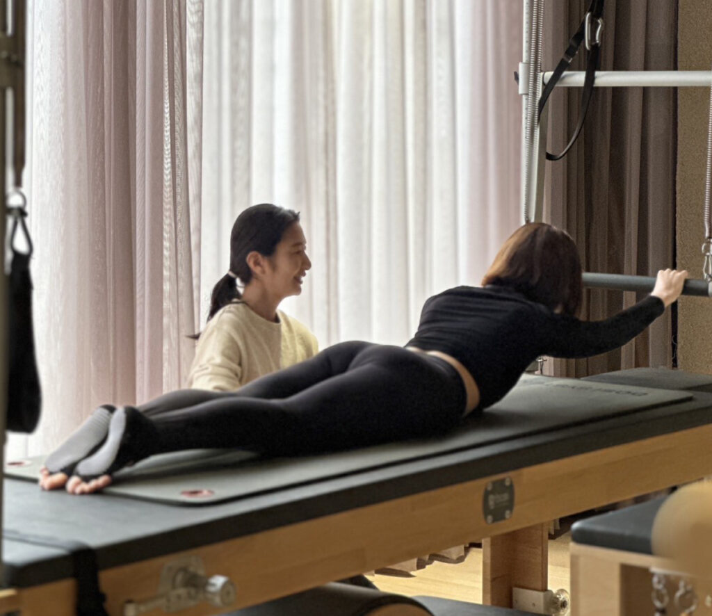 スタジオでマシンピラティスを指導中のgumiさん