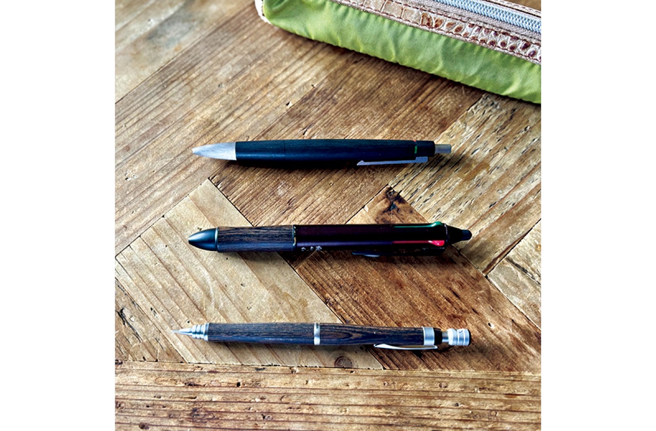 「ラミー2000」は4色ペン派。「ラミー」は書き文字をテキスト化してくれるスマートペンも所有しています。「パイロット」の「フリクション」多色や「S20」は木目調が好み。