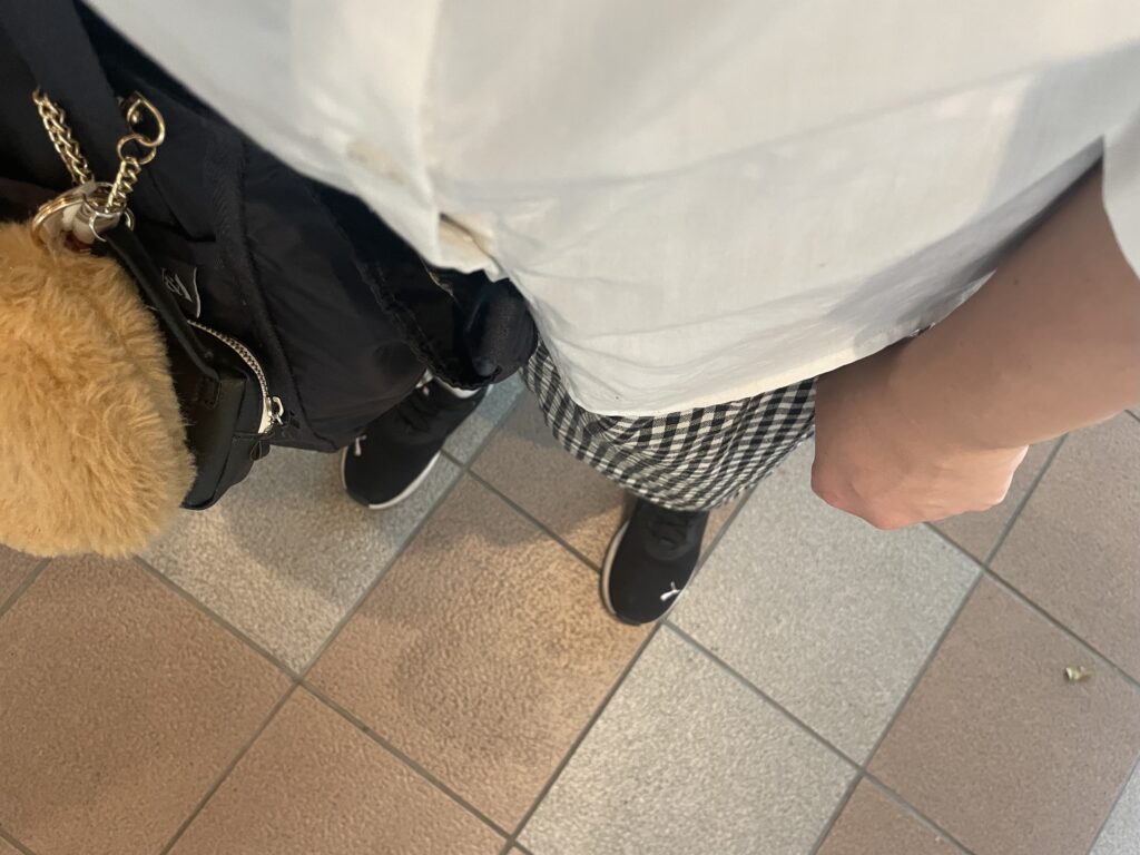 40代女性が2025年6月に着ていたリアルコーデ、GUの白のブラウスにサマンサモスモスのギンガムチェックパンツを合わせている、足元写真。