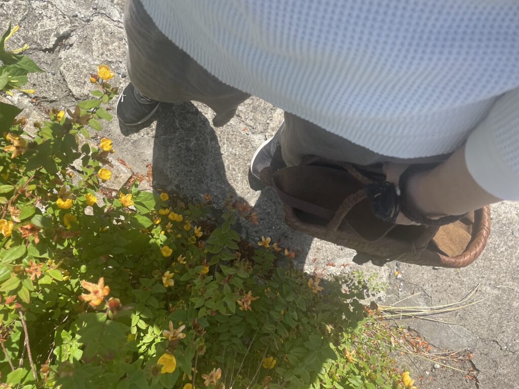 40代女性が2025年6月下旬に着ていたリアルコーデ、ユニクロの白のワッフルTに無印良品のリネン混ワイドパンツを合わせている、足元写真。