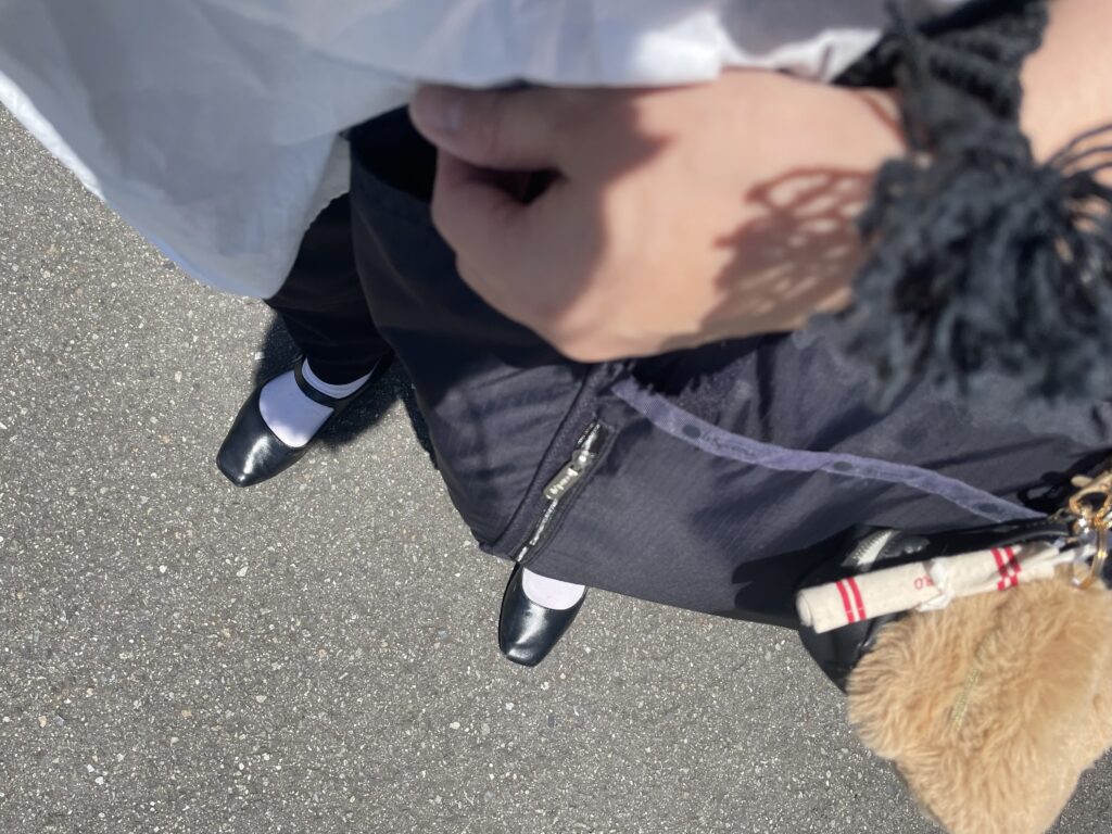 40代女性が2025年6月下旬にリアルに着ていたコーデ、GUのドルマンスリーブブラウスにGUの黒のジョガーパンツを合わせている、足元写真。