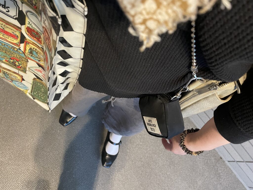 40代女性が2025年にリアルに着ていたコーデ、ユニクロの黒のワッフルTと無印良品のリネン混ワイドパンツを合わせている、足元写真。