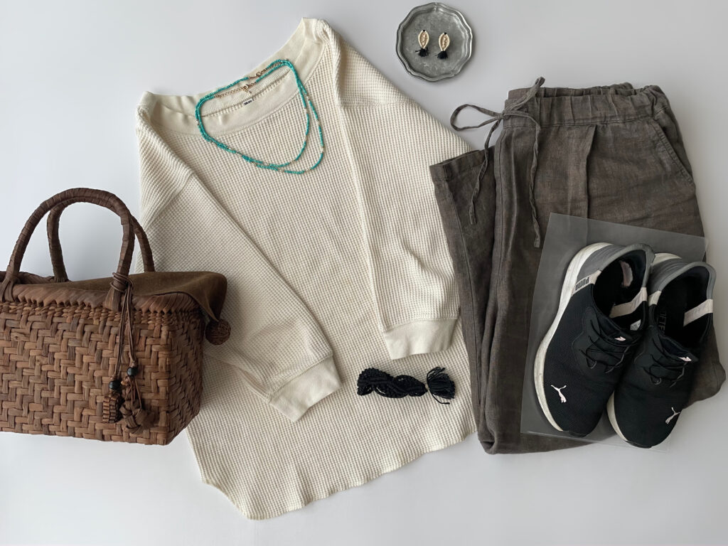 40代女性が2025年6月下旬にリアルに着ていたコーデ、ユニクロの白のワッフルTと無印良品のリネン混ワイドパンツを合わせたフラットレイ画像。