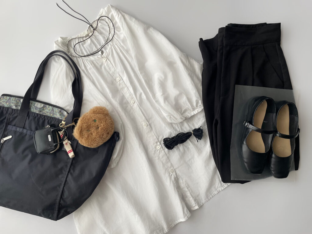 40代女性が2025年6月下旬にリアルに着ていたコーデ、GUの白シャツとGUの黒のジョガーパンツを合わせたフラットレイ画像。