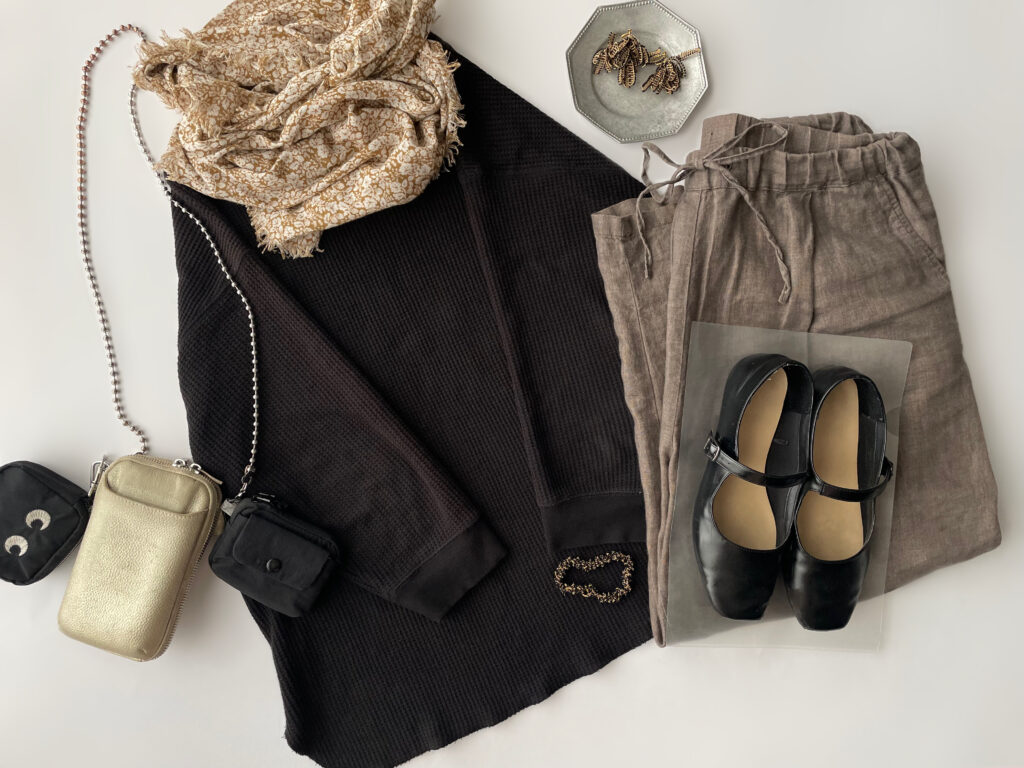 40代女性が2025年6月下旬にリアルに着ていたコーデ、ユニクロの黒のワッフルTと無印良品のリネン混ワイドパンツを合わせたフラットレイ画像。