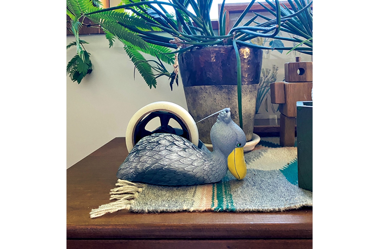 子どもがいるとセロハンテープって使いますよね（マンガの付録の銀はがしとか、謎の工作とか謎の工作とか）。で、妻が買ってきたホルダーがハシビロコウ（妻はこういう系統のくちばしが苦手なのになぜ選んだのか……）。