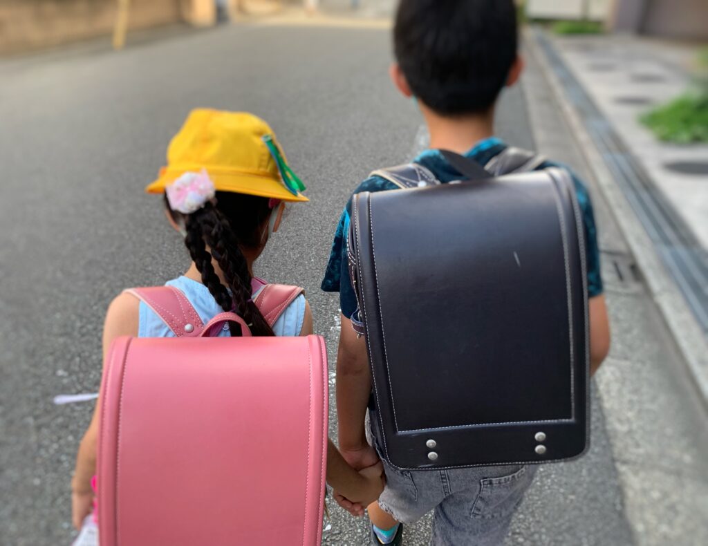 小学生の兄妹の後ろ姿