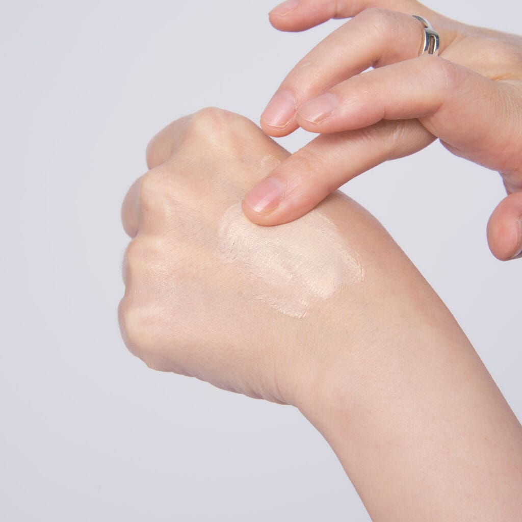 ブライトニング スポットコントロール ベースを肌にのせたところ