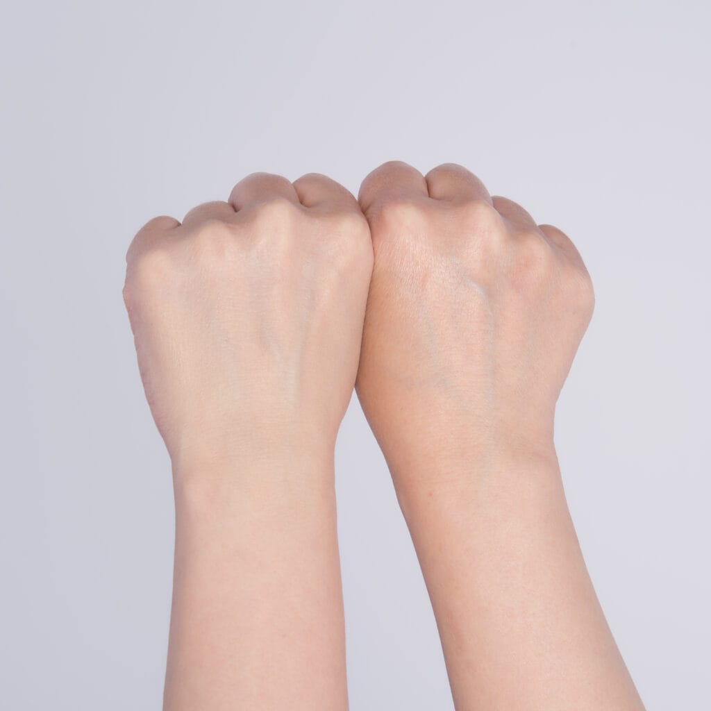 塗った手と塗っていない手を比較