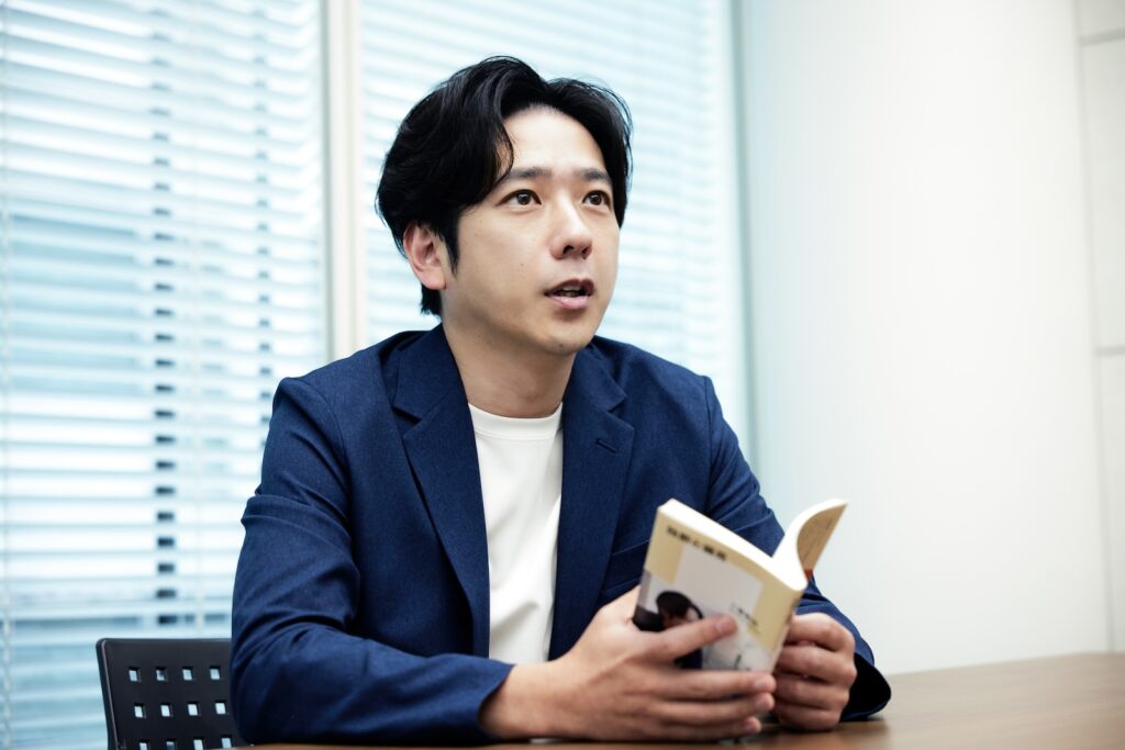 自身の著書「独断と偏見」を手にした二宮和也さん
