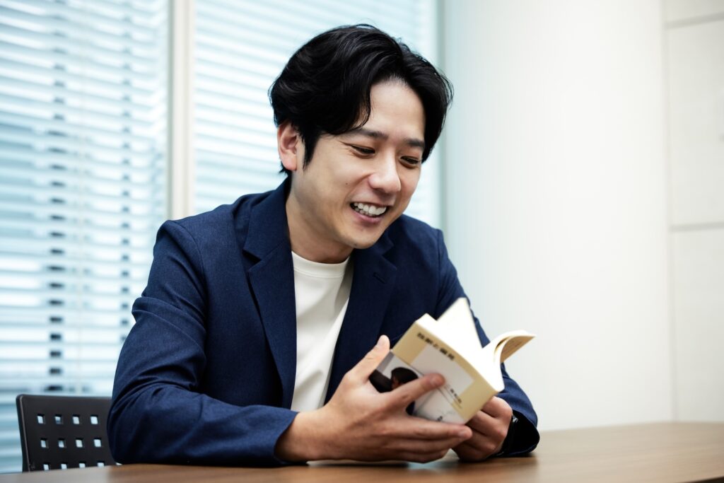自身の著書「独断と偏見」を手にした二宮和也さん