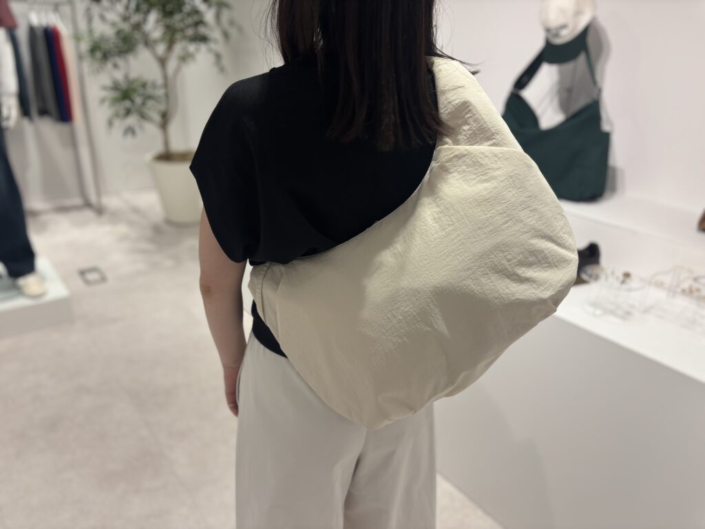 GU ソフトナイロンコクーンショルダーバッグをかけた状態