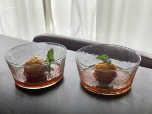 今井真実さんのレシピ「梅アールグレイ」を40代主婦が作ってみて、西山芳浩さん作のガラスの江戸小鉢にミントと共に盛り付けした写真。