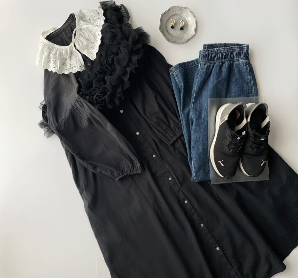 40代女性が2025年6月下旬にリアルに着ていたもの、GUの黒のバンドカラーシャツワンピースとGUのデニムシェフパンツを合わせたフラットレイ画像。