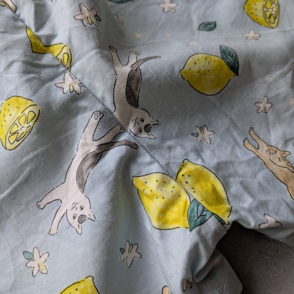 LEE100人隊が作ったレモンと猫の柄の甚平の縫い目のズームアップ