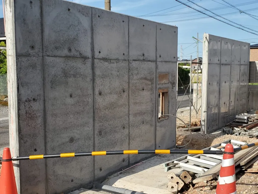 鉄筋コンクリート壁をつくる様子