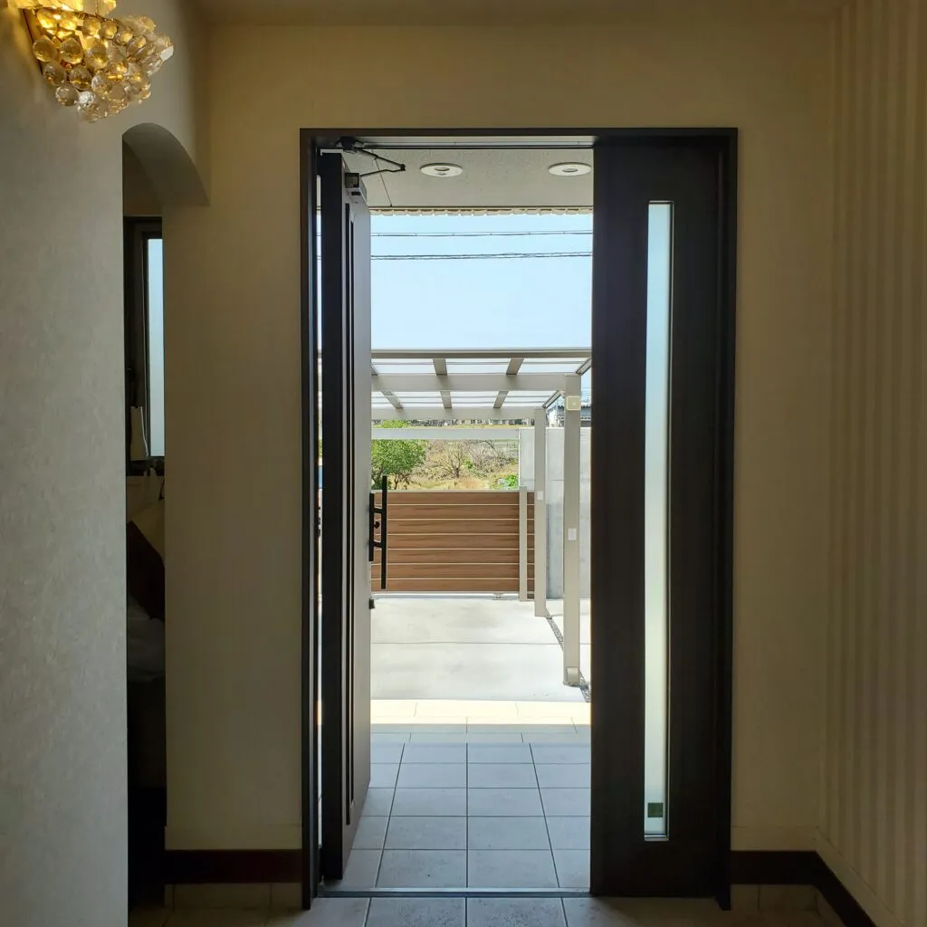 クローズ外構　玄関から外を見た様子