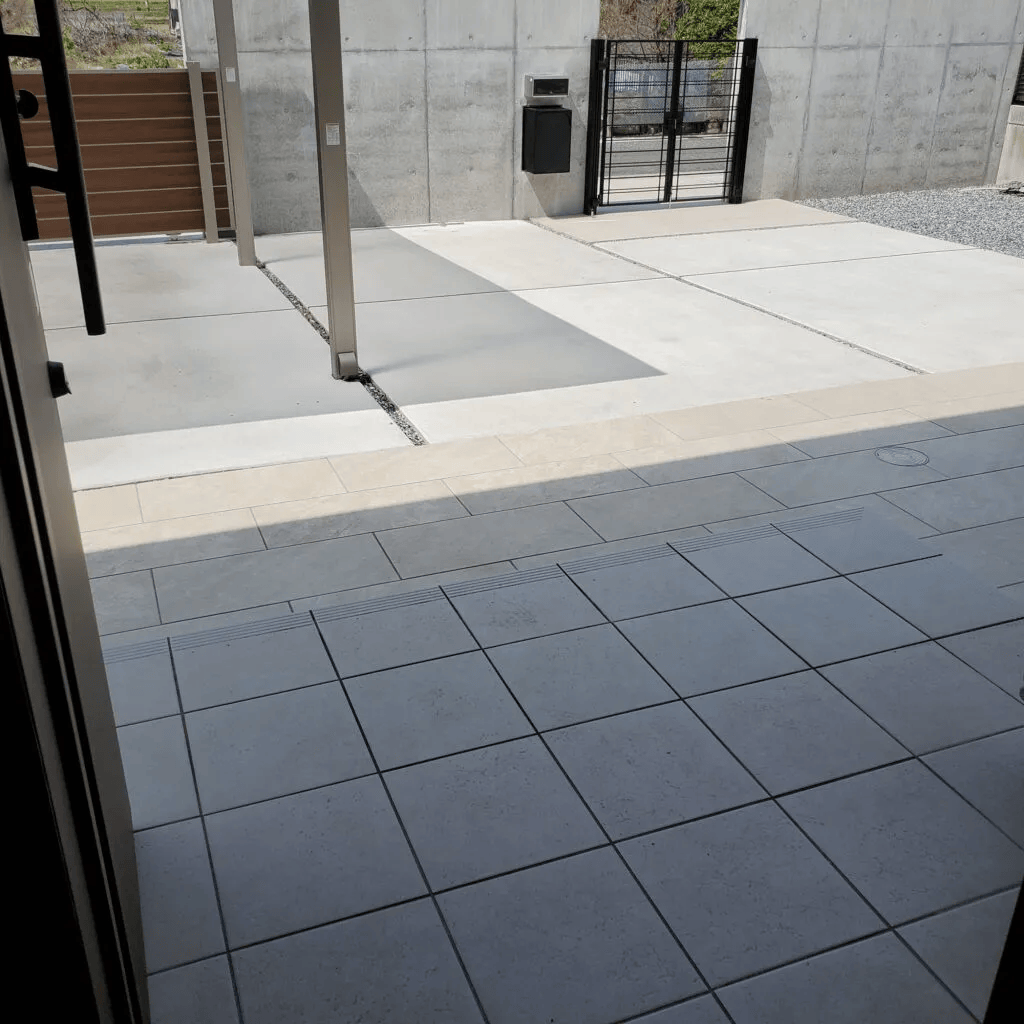 玄関からアプローチに出たところ