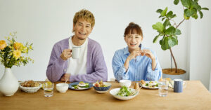 わたなべ麻衣さん・JOYさん夫妻 ウェッジウッド「ジオ ブルー」のある食卓で毎日をちょっと楽しく！