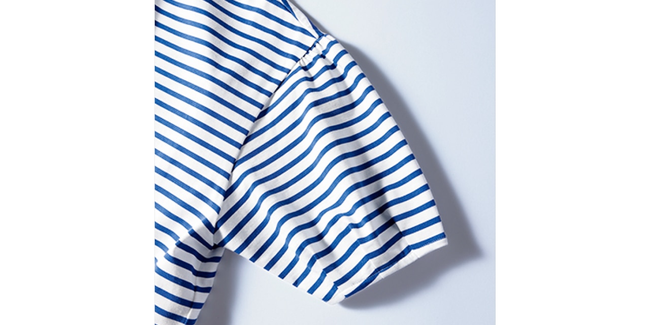 肩先のギャザーと袖口のタックで、ひじまで隠れる5分袖にフェミニンなボリュームを。