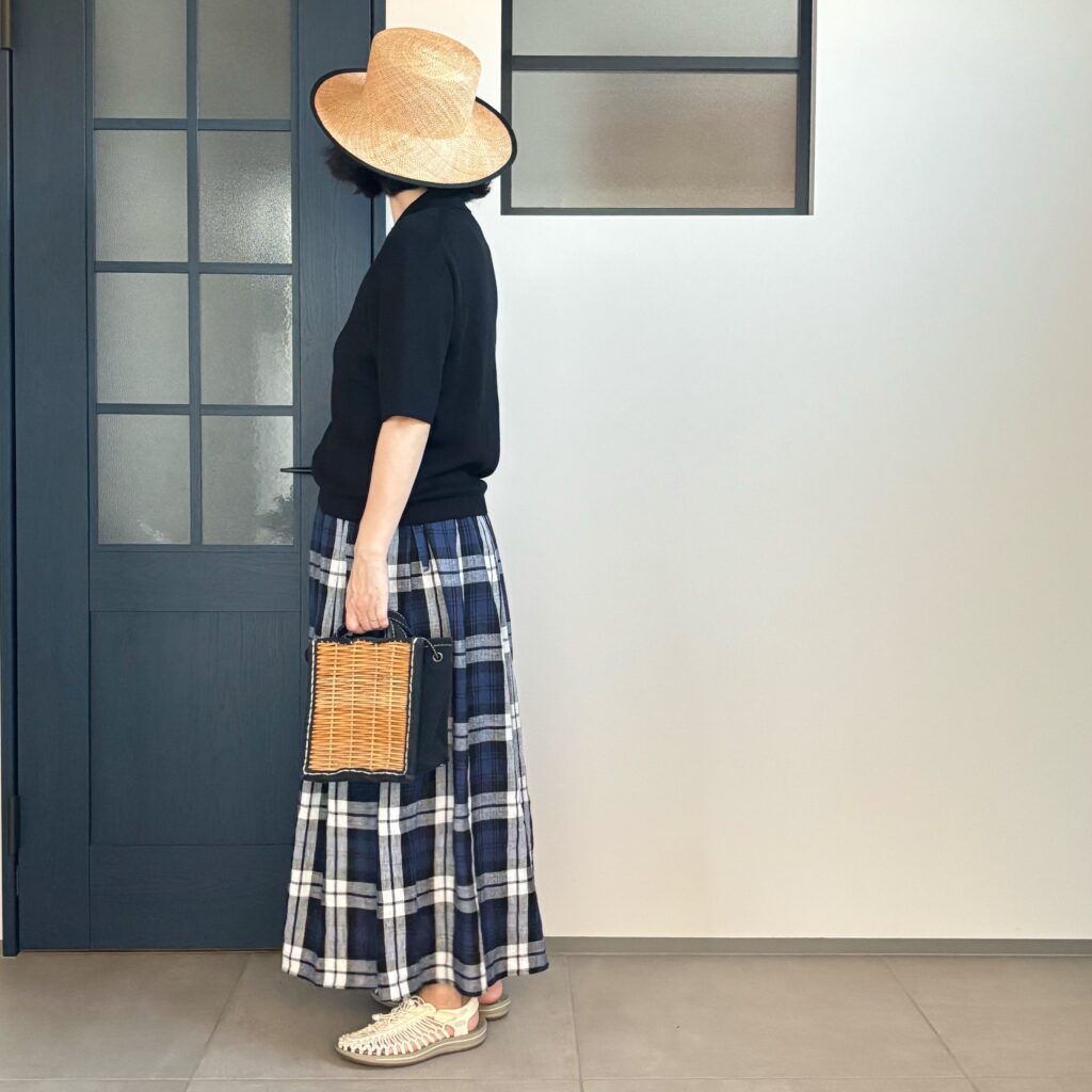 ユニクロ「ポロセーター半袖（BLACK）」のコーデ１