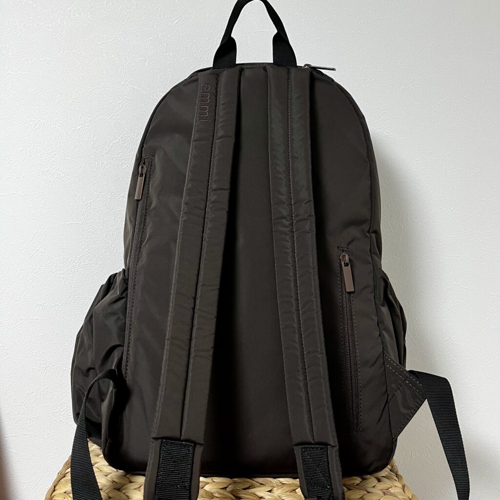 【良品】emmi eco 撥水ギャザーボディーバックパック　黒 ONLINE限定カラー】eco 撥水ギャザーボディーバックパック