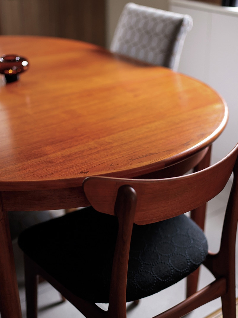 内田彩仍さん　ウレタン塗装のテーブル