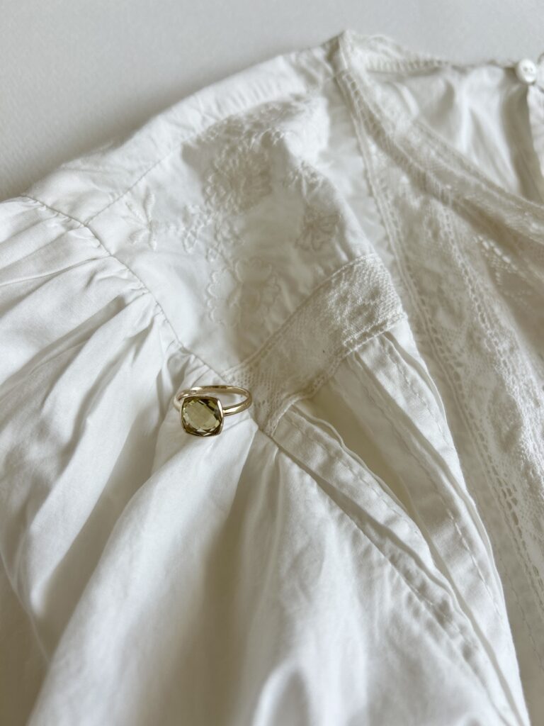 ジュエリーツツミのレモンクォーツ リングをZARAの白レースブラウスに合わせて