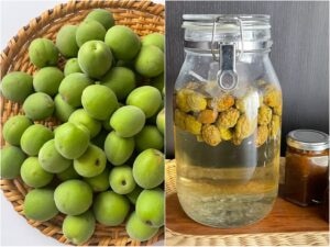 左側が青梅の写真、右側は無印良品の保存瓶に青梅で作った梅シロップが入っている写真。