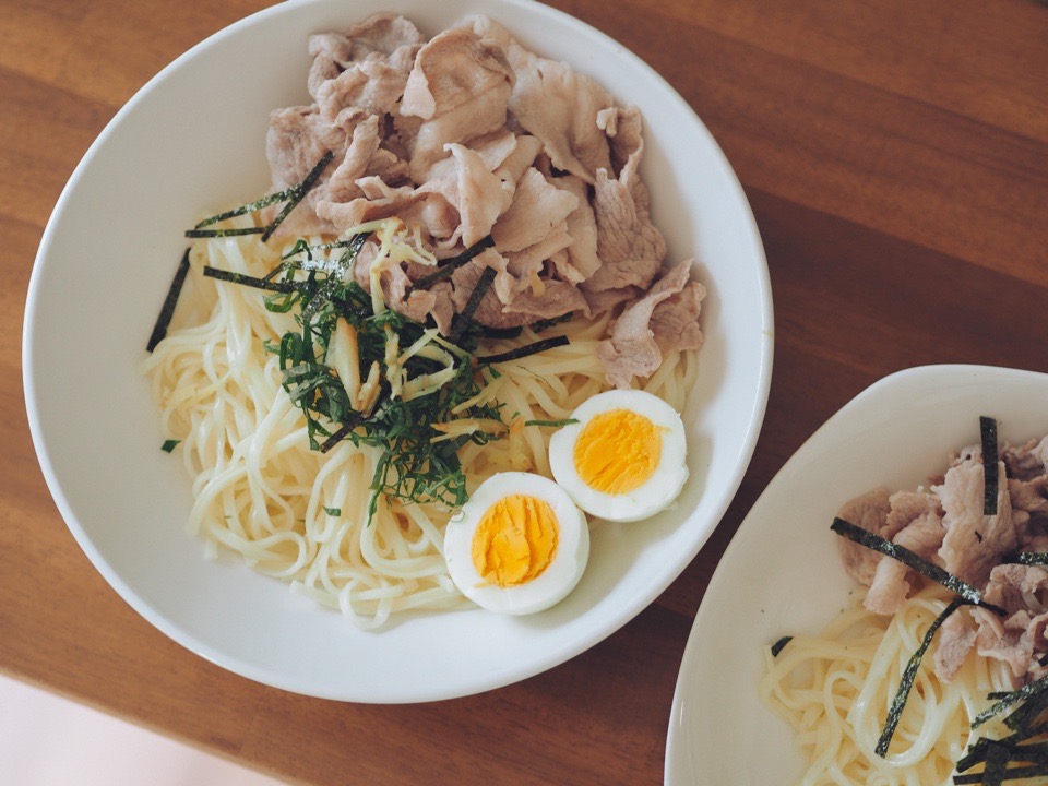豚しゃぶとゆで卵、大葉の入った冷や麦