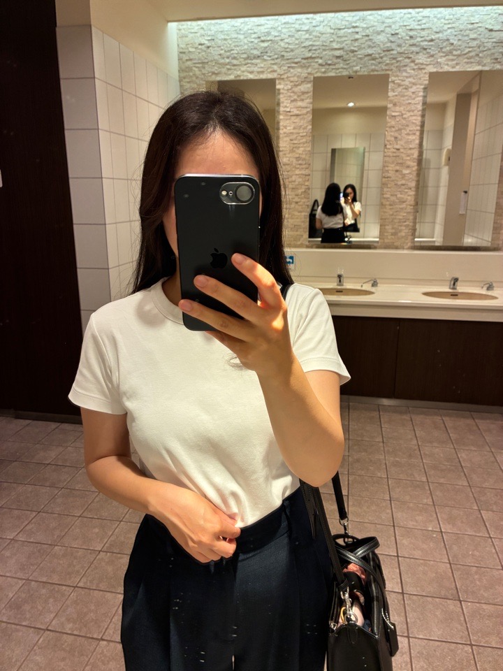 ユニクロのクルーネックTとワイドパンツ