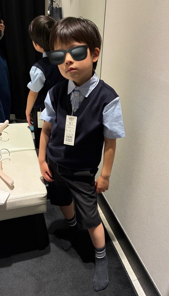 コムサイズムキッズのフェイクレイヤード半袖シャツを着用する5歳の男の子