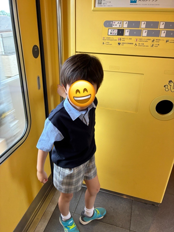 コムサイズムキッズのフェイクレイヤード半袖シャツとチェックの半ズボンを着用する男の子